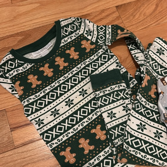 Holiday PJs size 2T - Picture 2 of 3